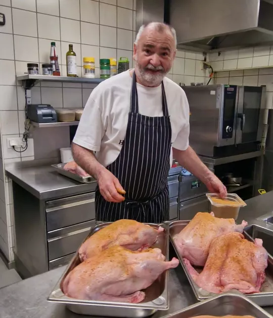 Herman beim Gansl einbeizen